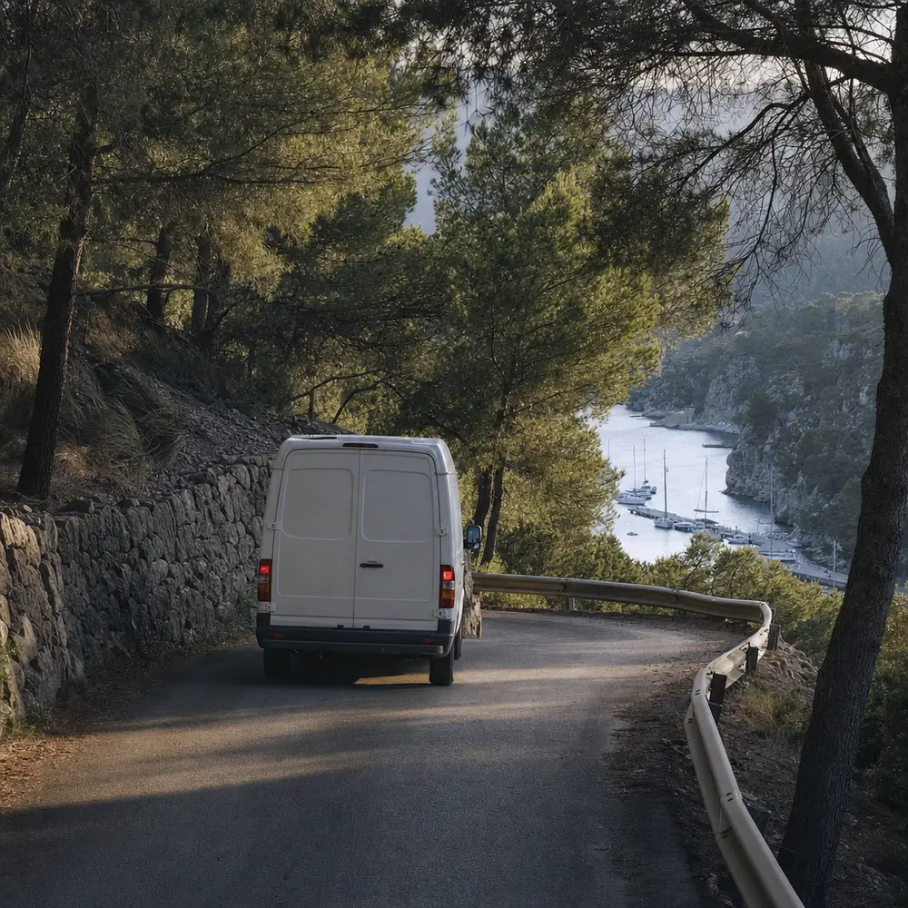 Furgoneta del electricista urgente en Andratx por la carretera de curvas hacia el puerto