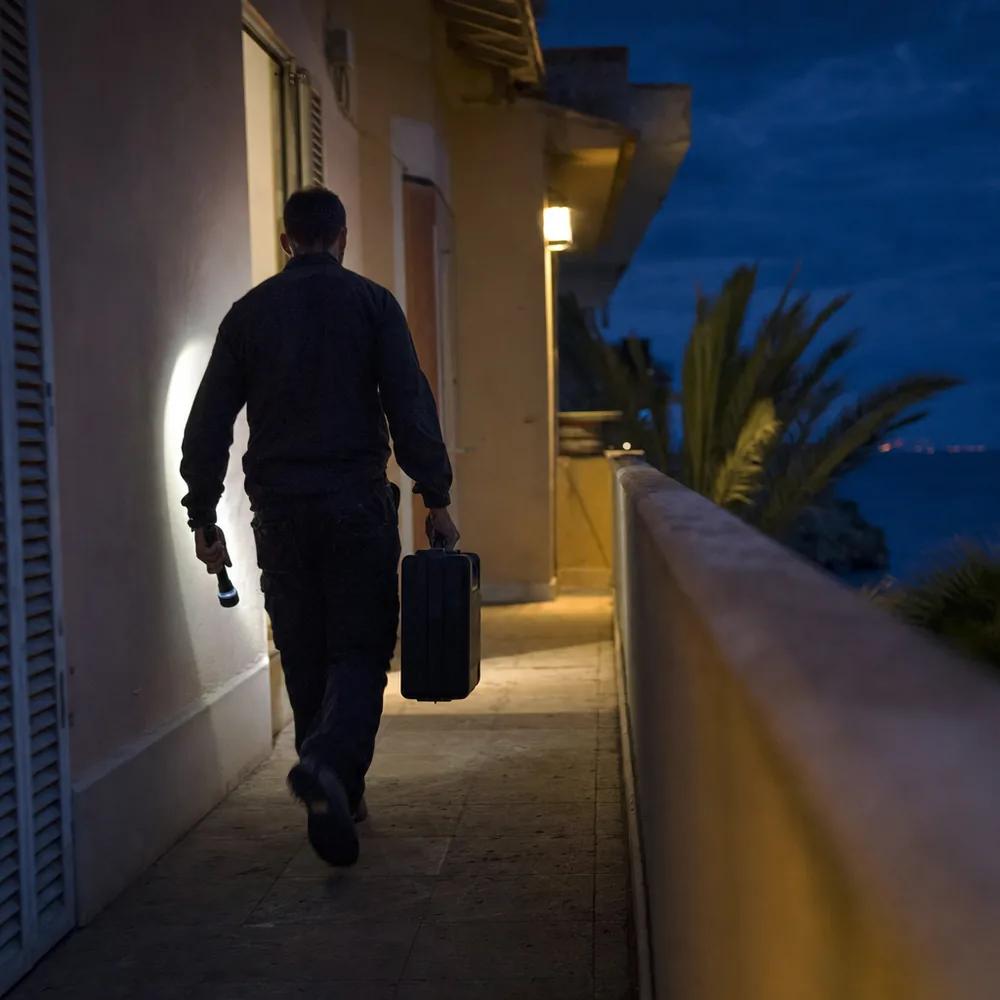 Técnico llegando de noche a un edificio de Calvià para atender una avería eléctrica
