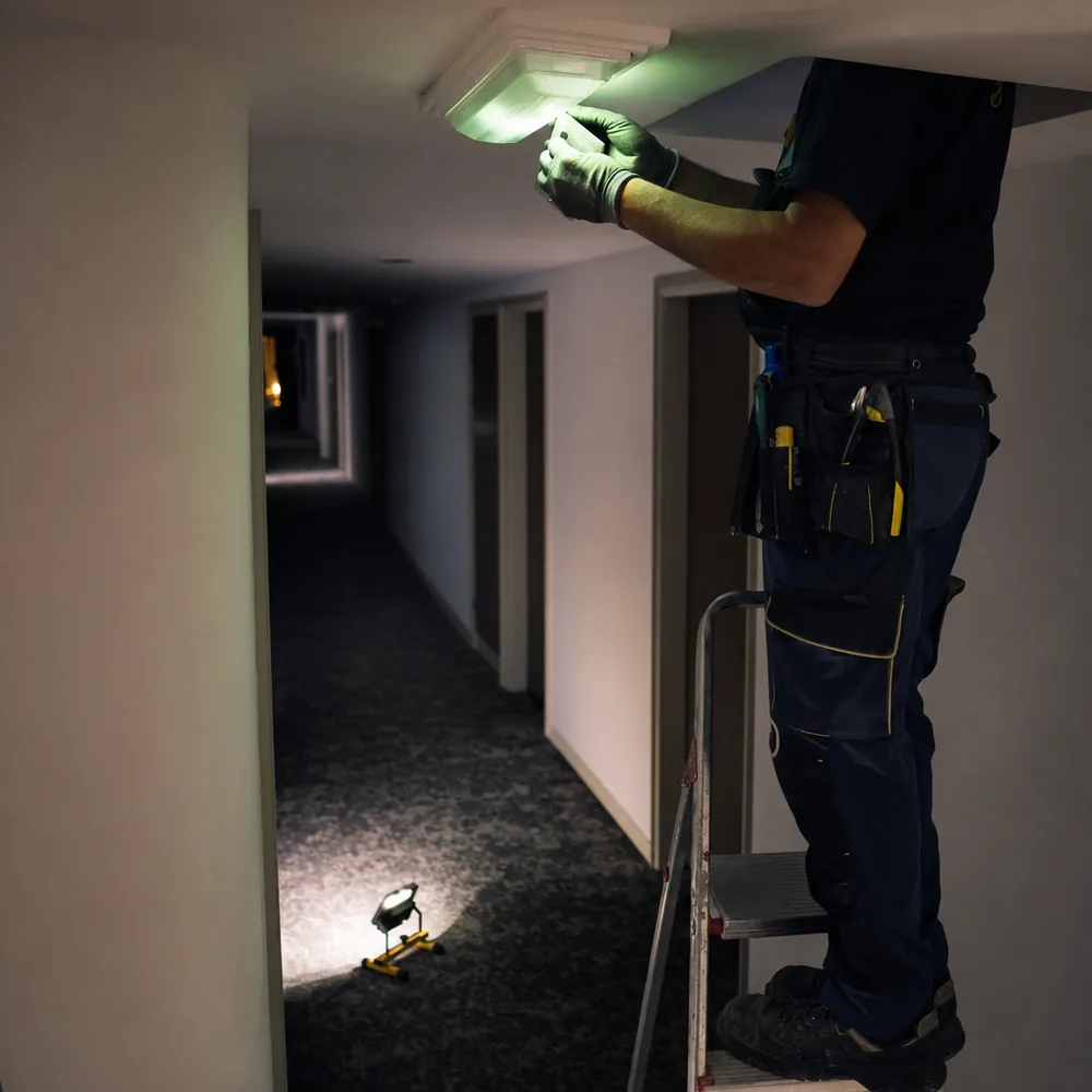 Electricista urgente en Capdepera revisando el alumbrado de emergencia de un hotel